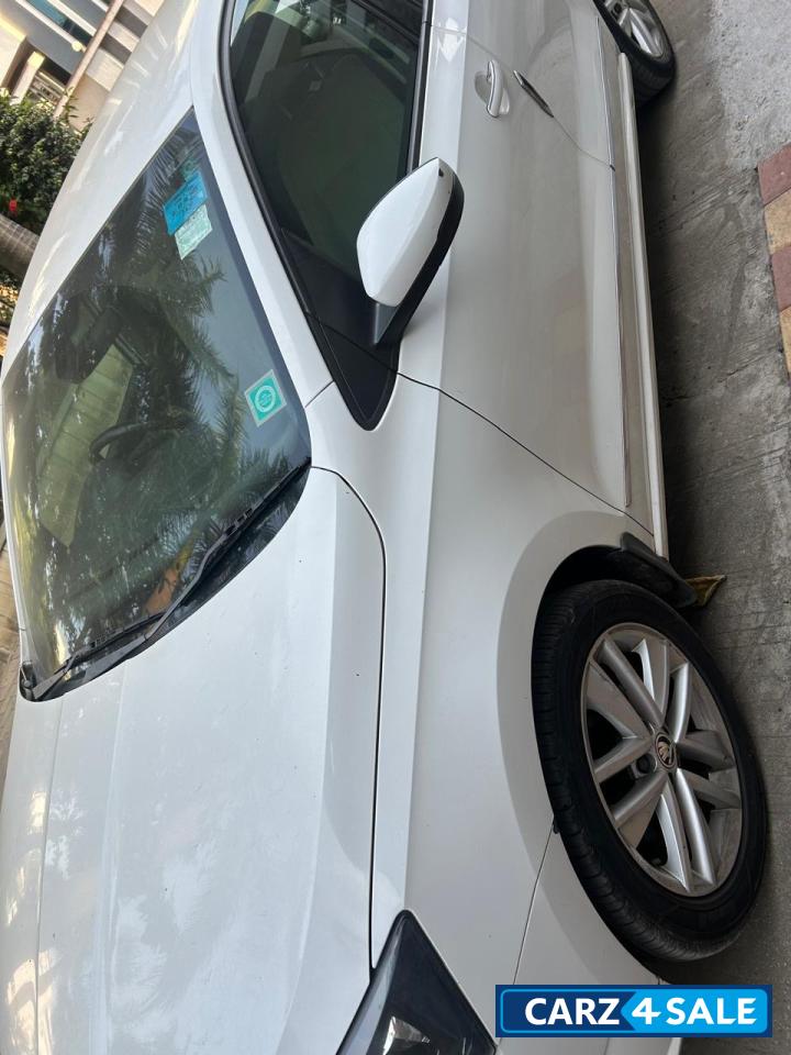 Candy White Skoda Rapid Petrol Candy White Skoda Rapid Petrol