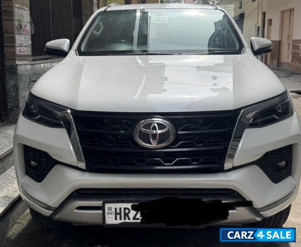 Pearl White Toyota Fortuner 4*2 AT diesel pearl white