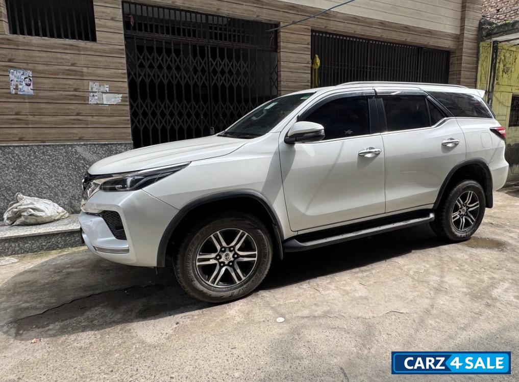 Pearl White Toyota Fortuner 4*2 AT diesel pearl white