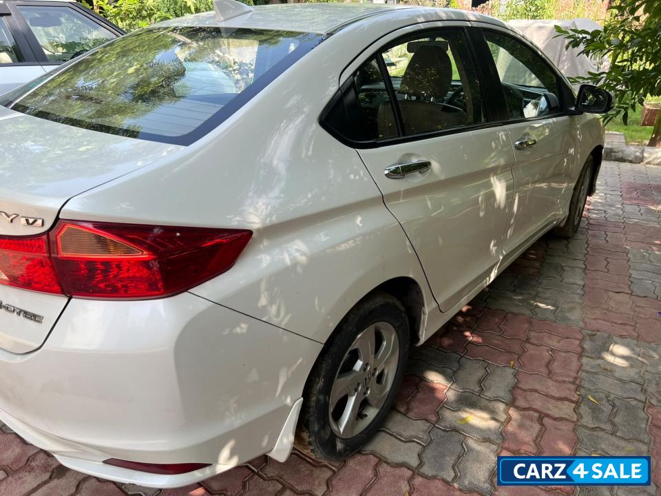 White Honda City V MT White Honda City V MT