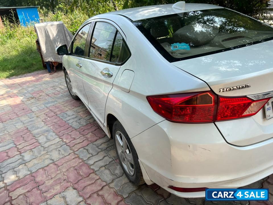 White Honda City V MT White Honda City V MT