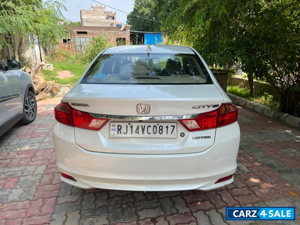 White Honda City V MT White Honda City V MT