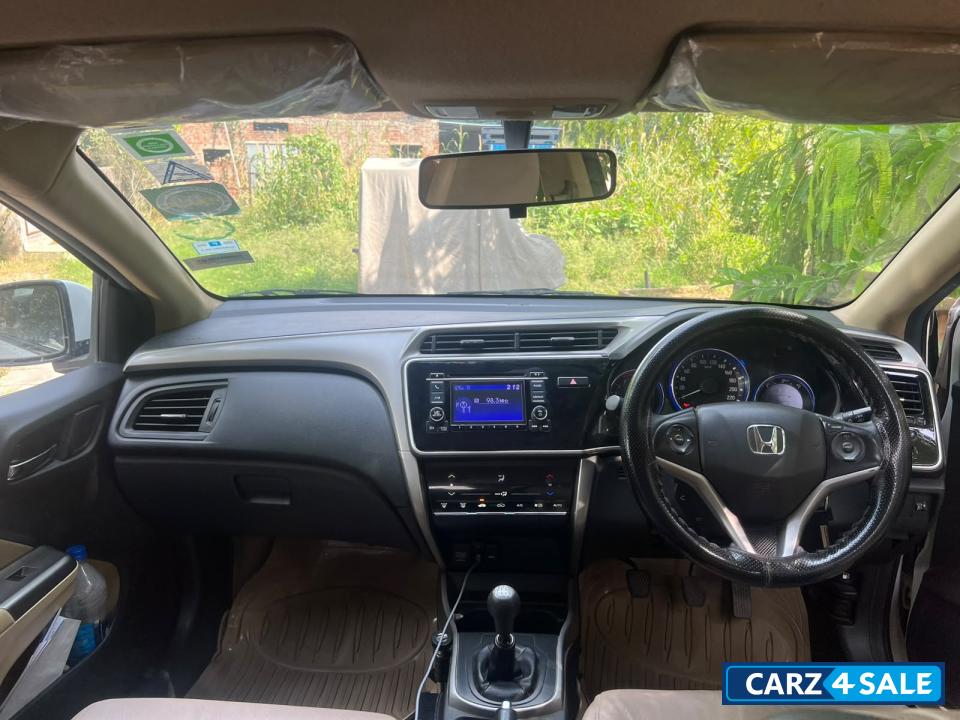 White Honda City V MT White Honda City V MT