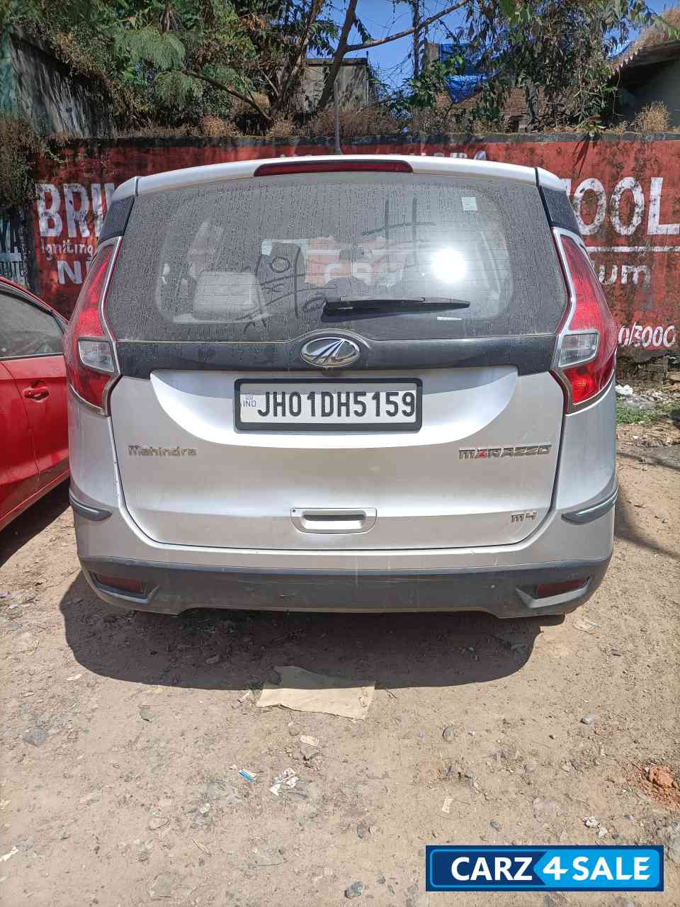 Silver Mahindra Marazzo M4