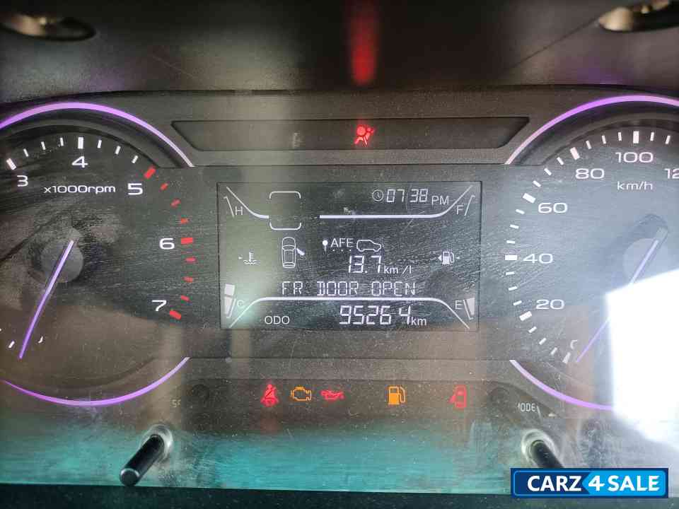 Silver Mahindra Marazzo M4 Silver Mahindra Marazzo M4