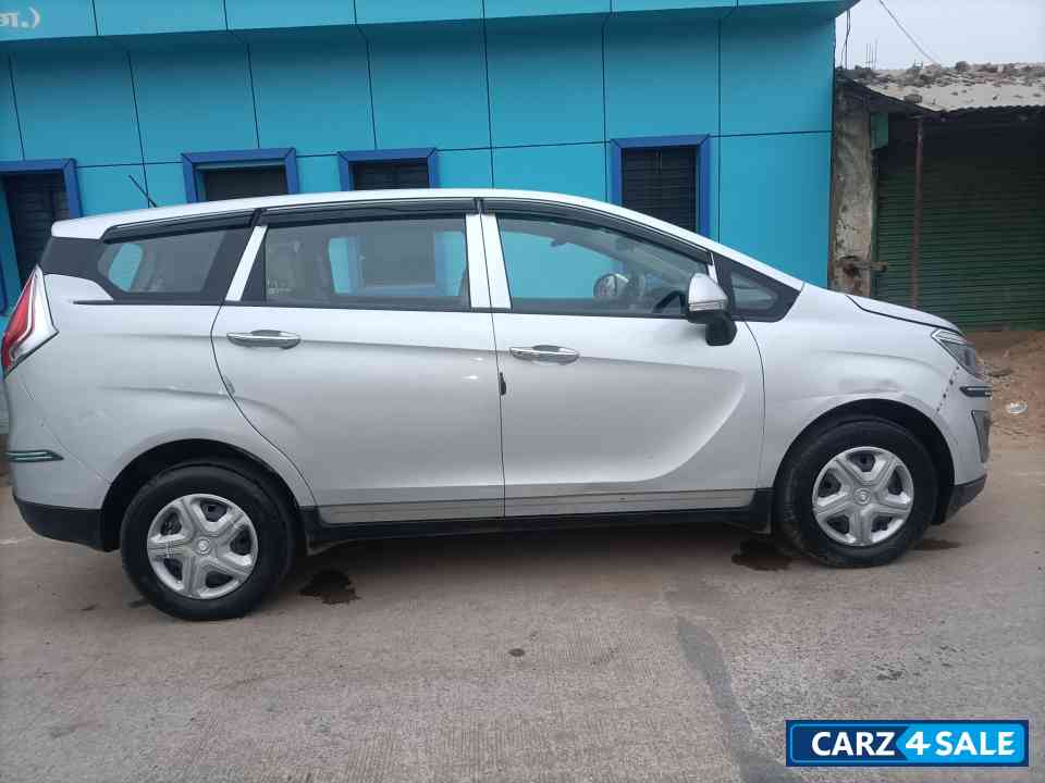 Silver Mahindra Marazzo M4 Silver Mahindra Marazzo M4