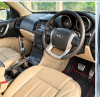 Mahindra XUV 500 W10