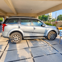 Mahindra XUV 500 W10