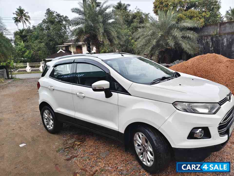 White Ford Ecosport Titanium