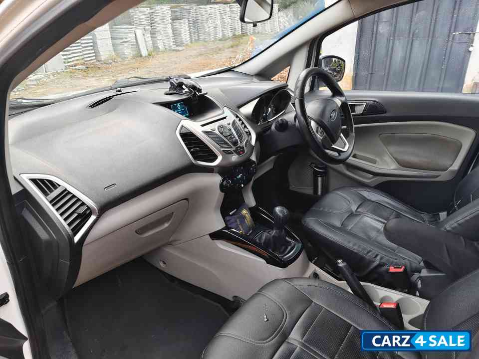 White Ford Ecosport Titanium