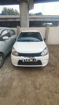 White Maruti Suzuki Alto 800