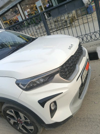 White Kia Sonet Hte