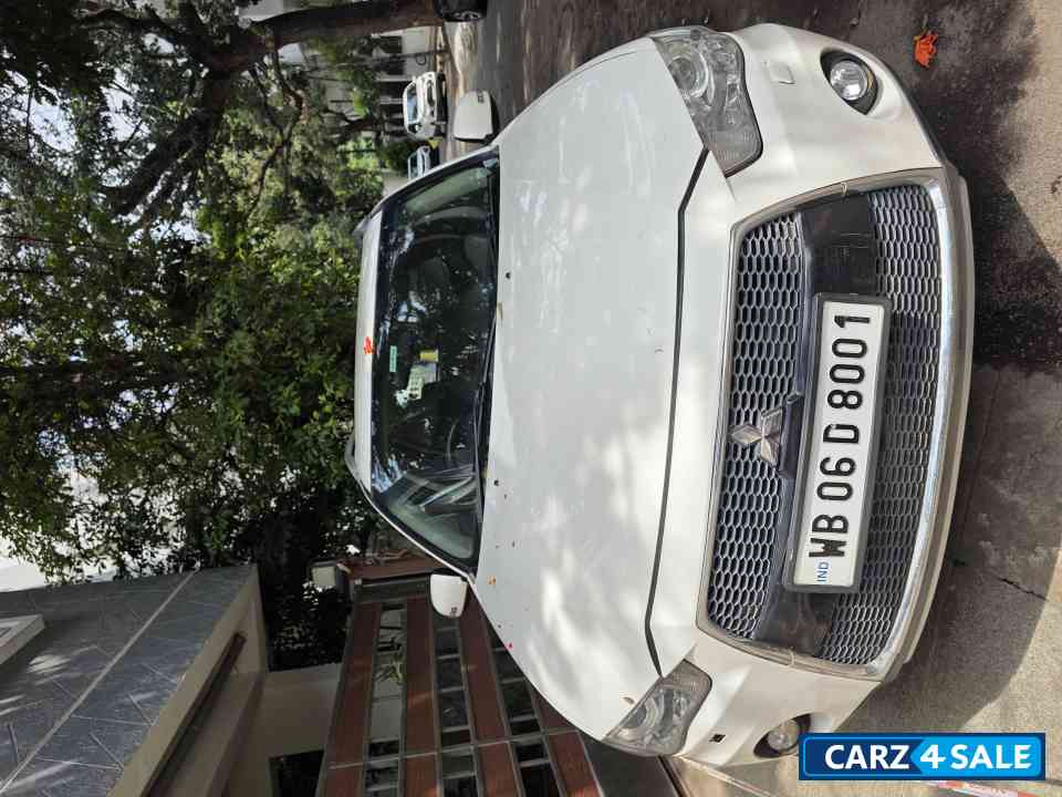 White Mitsubishi Outlander Saloon