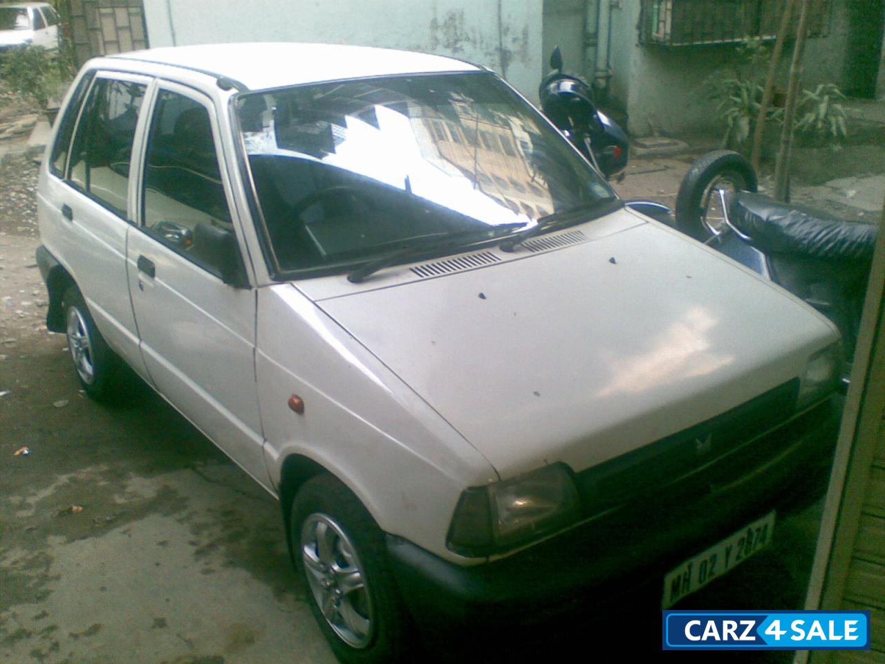 White Maruti Suzuki 800