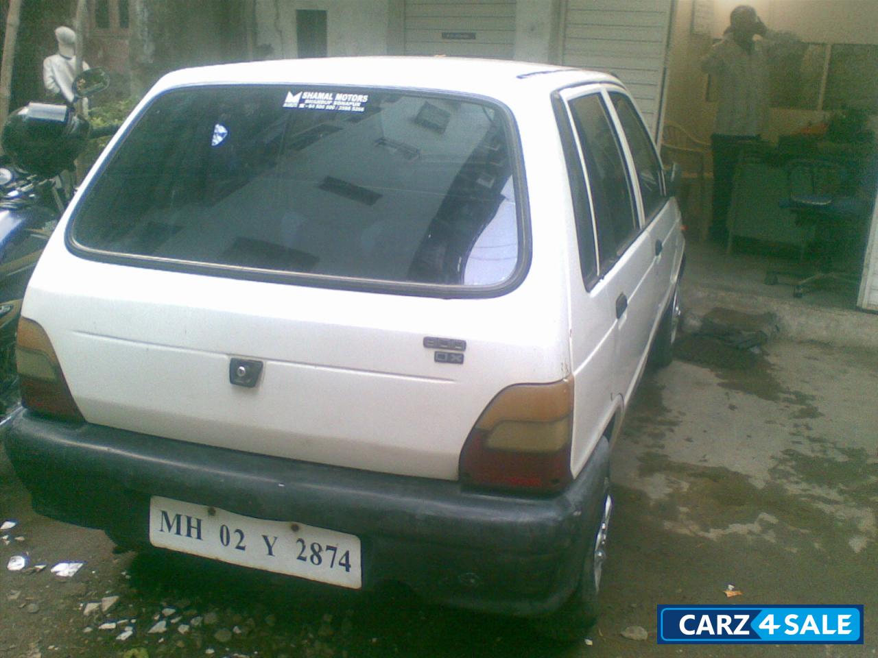 White Maruti Suzuki 800