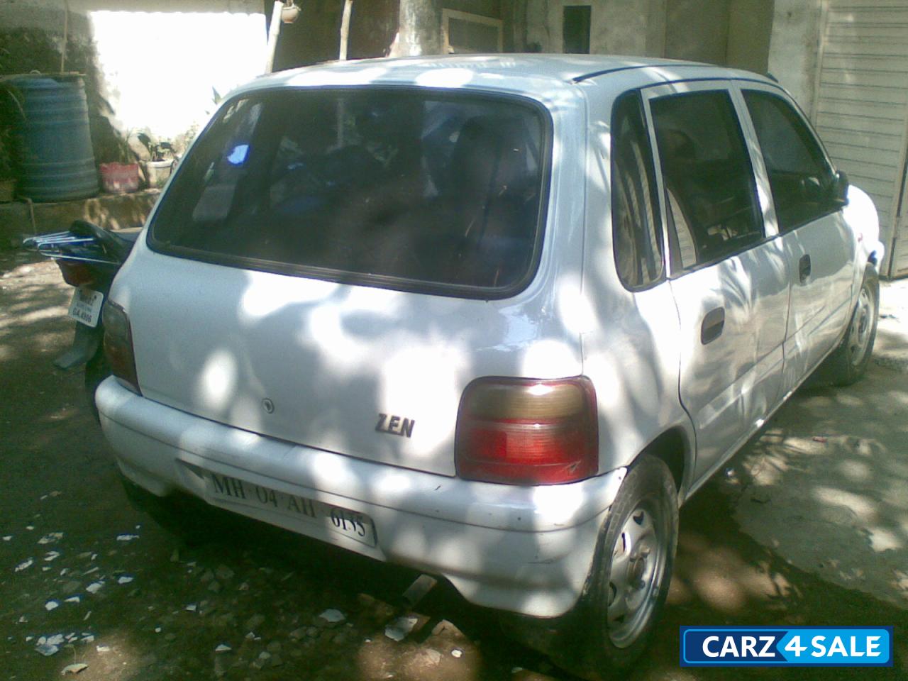 White Maruti Suzuki 800