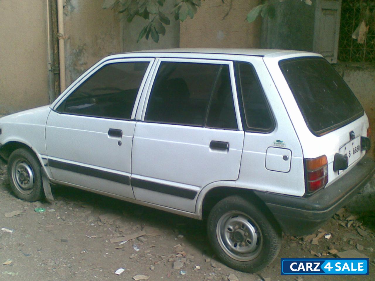 White Maruti Suzuki 800