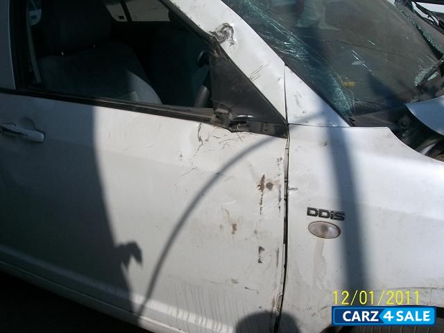 White Maruti Suzuki Swift