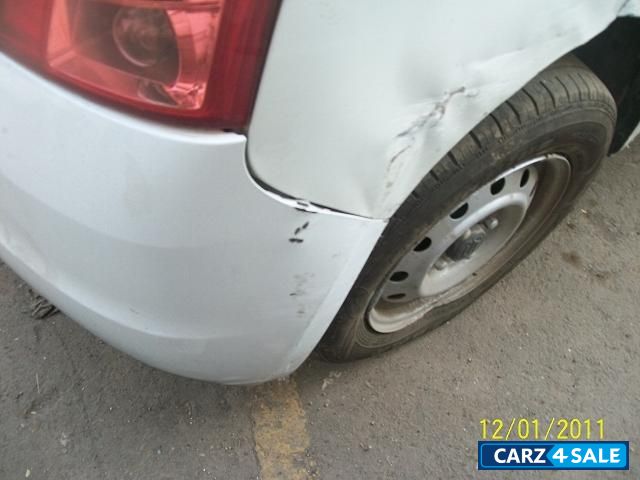 White Maruti Suzuki Swift