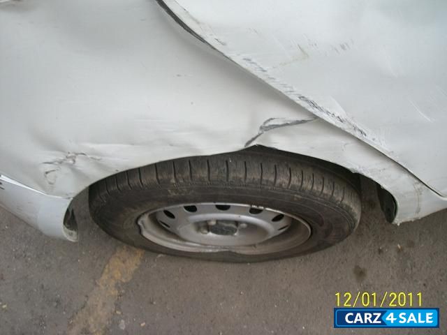 White Maruti Suzuki Swift