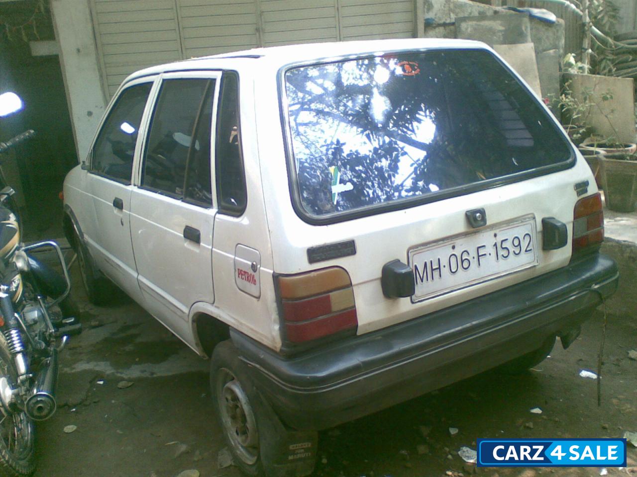 White Maruti Suzuki 800