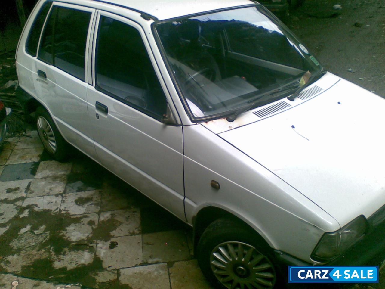 White Maruti Suzuki 800