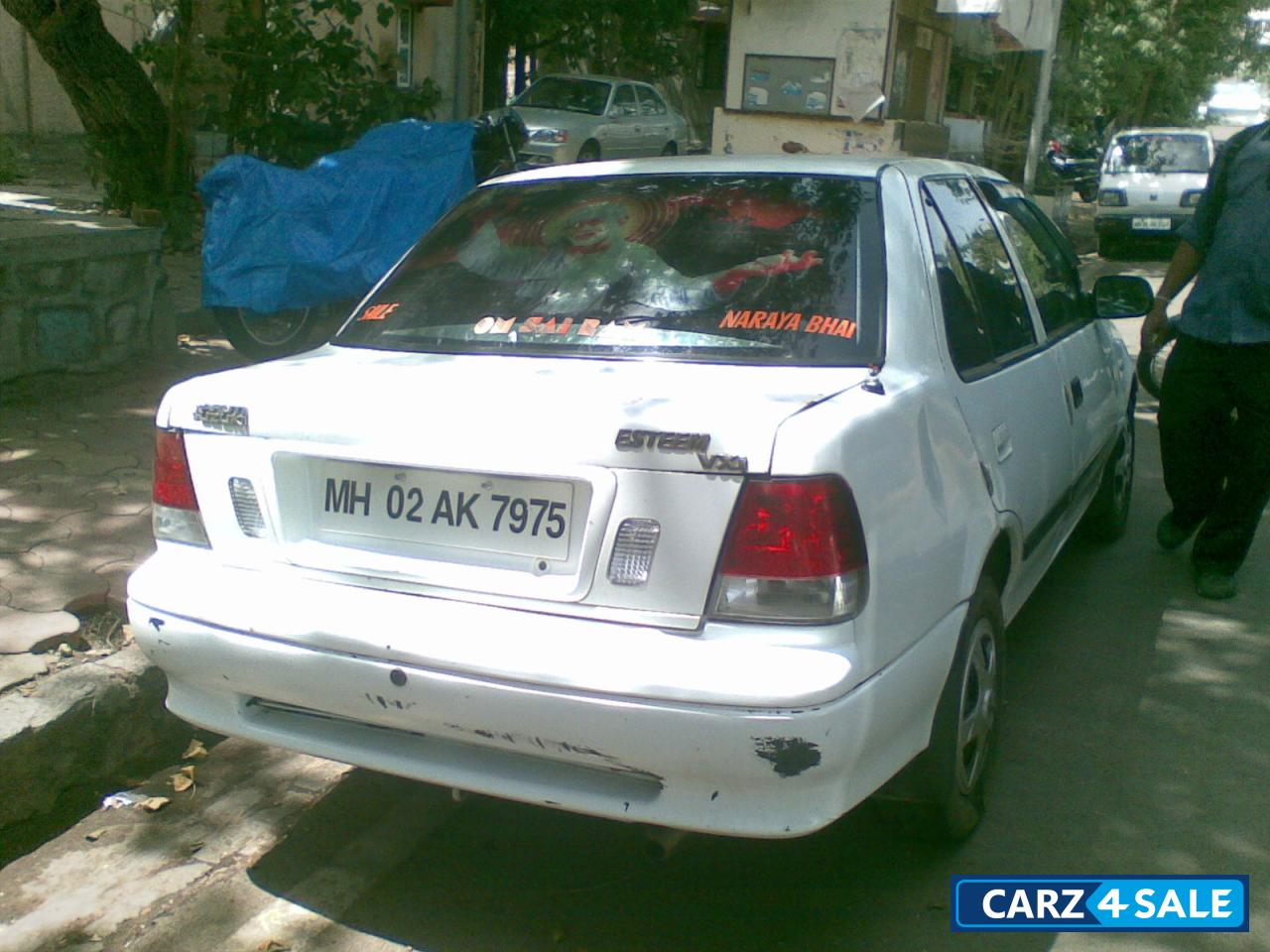 White Maruti Suzuki Esteem
