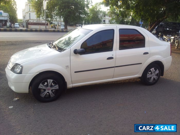 White Mahindra Renault Logan