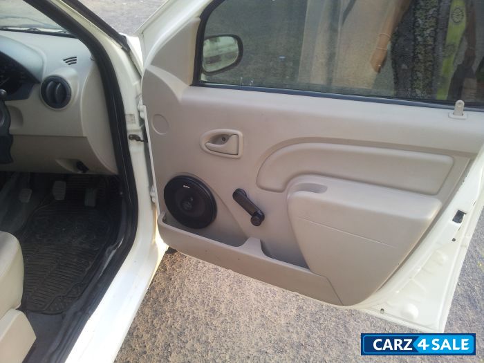 White Mahindra Renault Logan