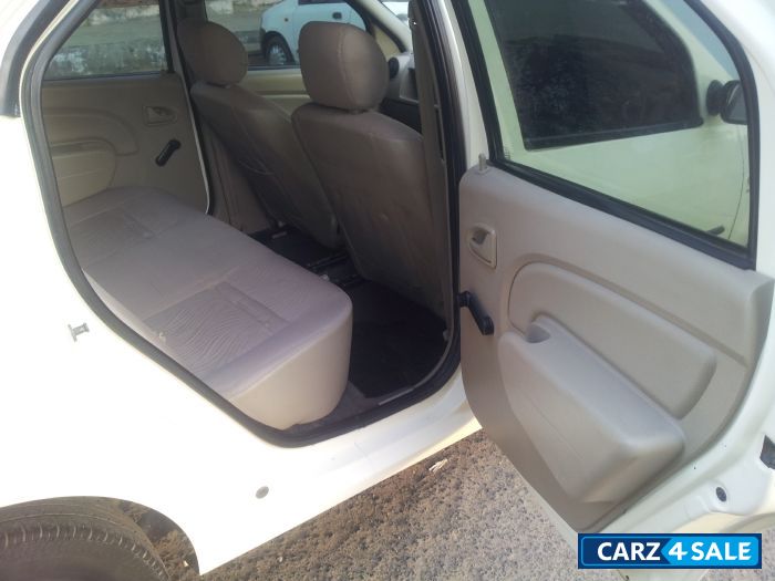 White Mahindra Renault Logan