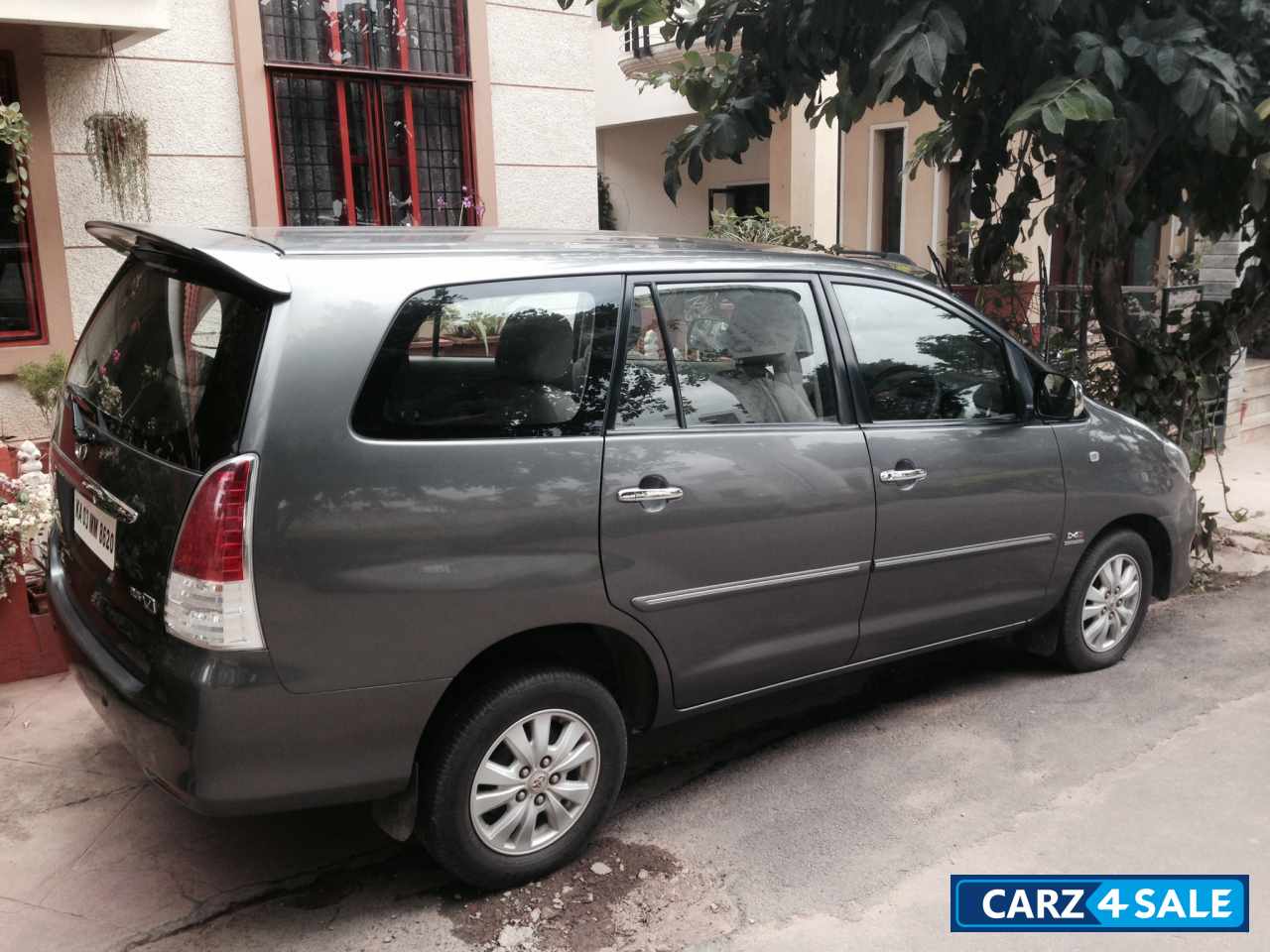 Used 2010 model Toyota Innova for sale in Bangalore. ID 4075. Grey