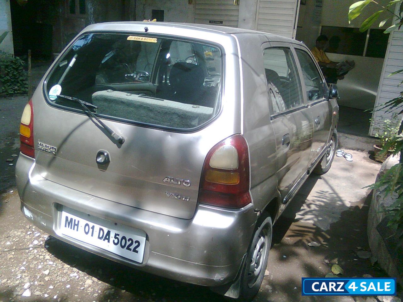 Golden Maruti Suzuki Alto