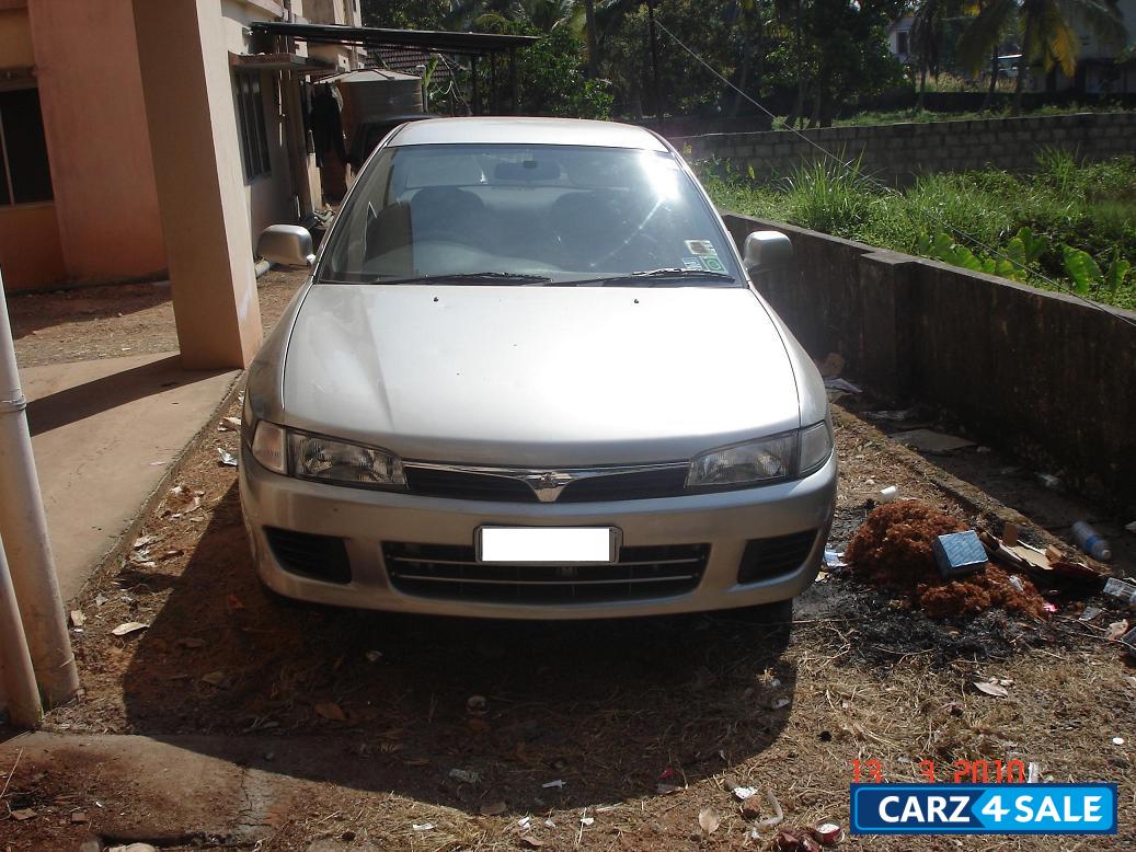Peral Silver Mitsubishi Lancer