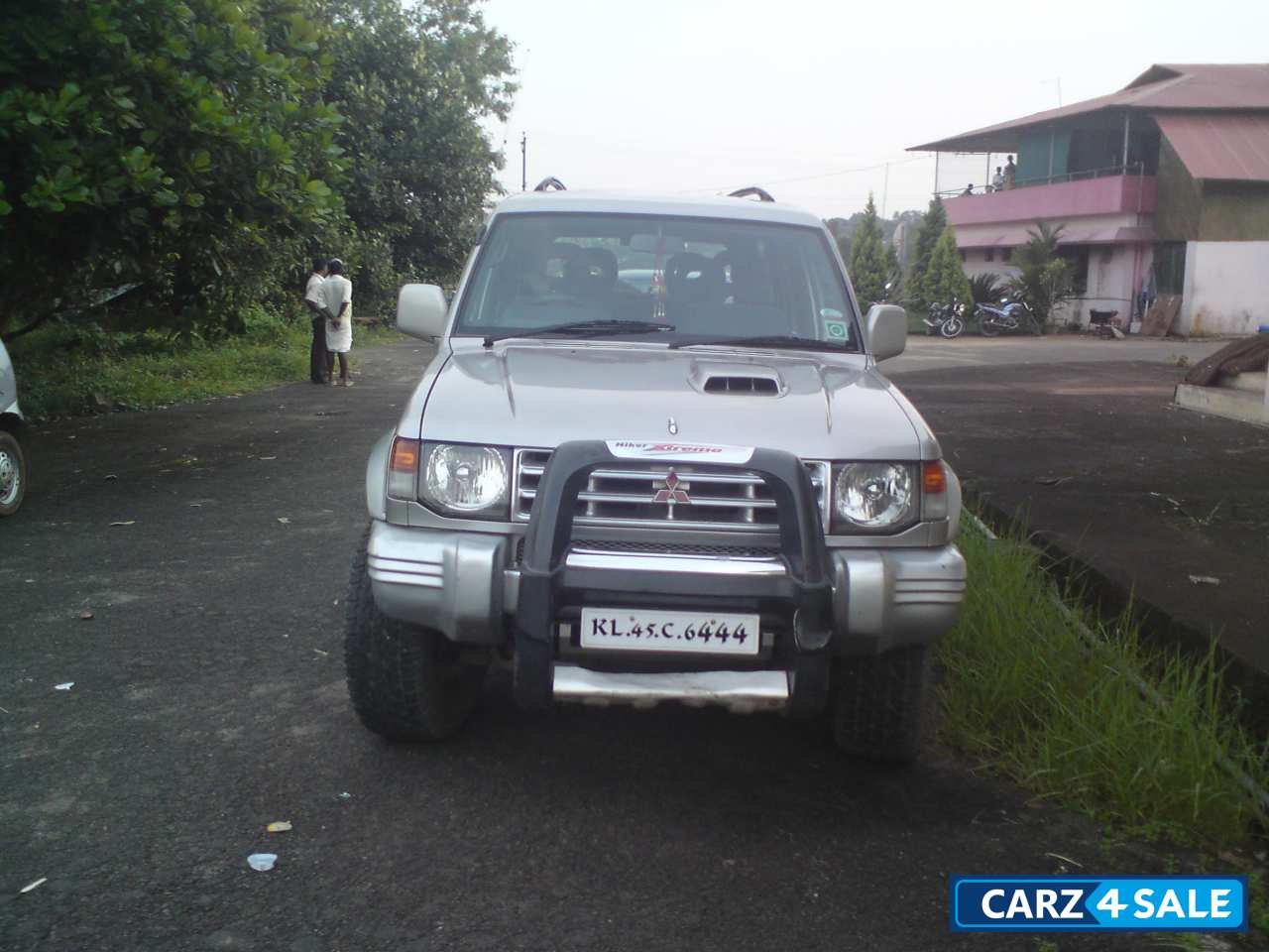 White Silver Mitsubishi Pajero