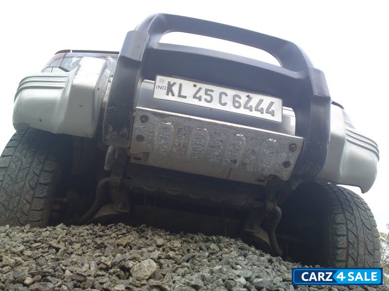 White Silver Mitsubishi Pajero