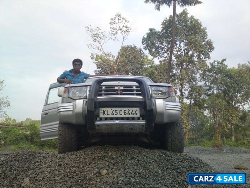 White Silver Mitsubishi Pajero