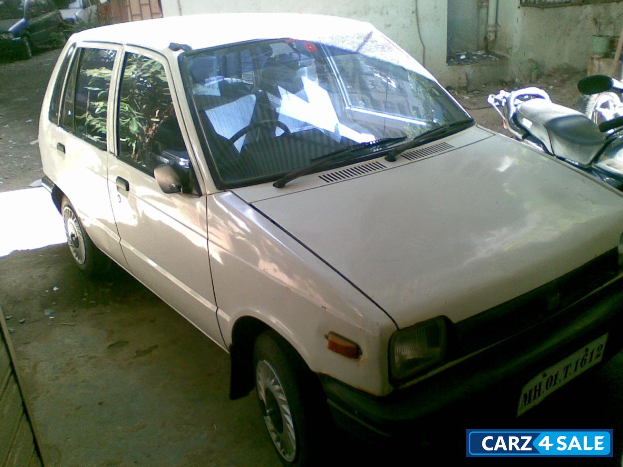White Maruti Suzuki 800