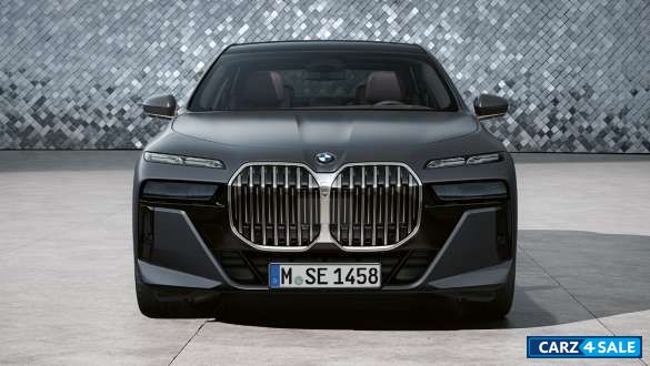 BMW 7-Series 740i - Front view