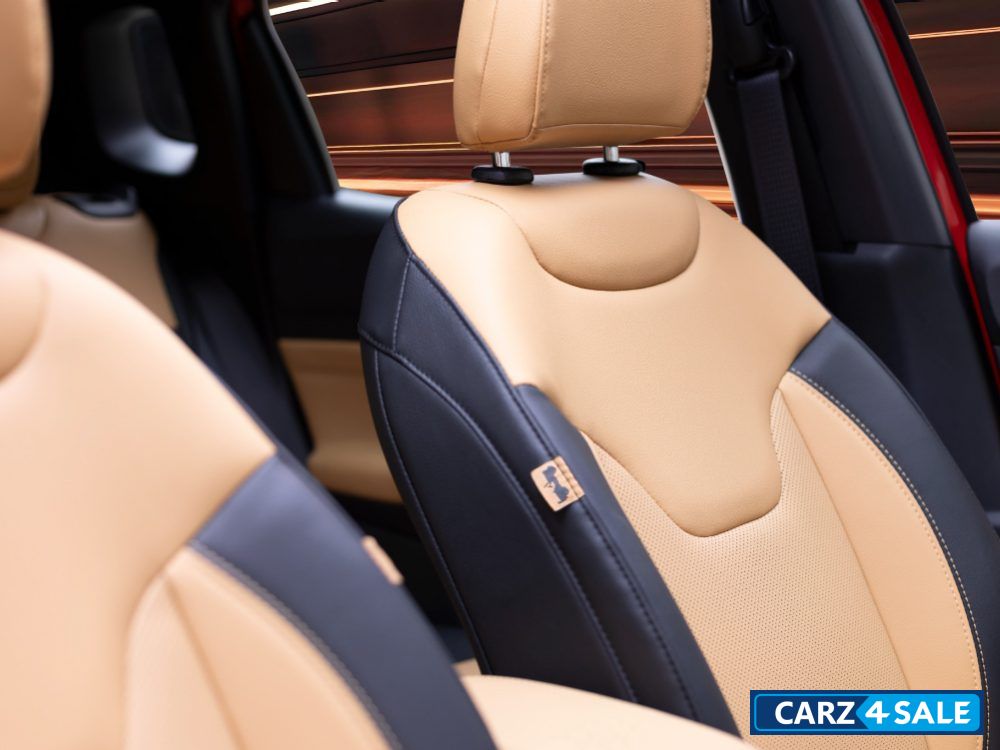 Jeep Compass Track Edition 4x4 Diesel 9AT Tupelo seats