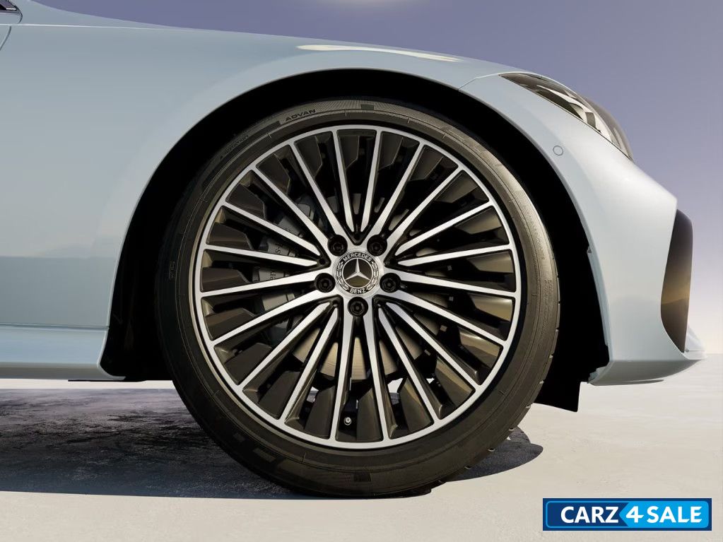 Mercedes-Benz CLE 300 Cabriolet 4MATIC 48.3 cm (19-inch) AMG multi-spoke light-alloy wheels